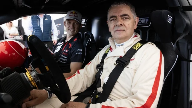 Rowan Atkinson blir sett med åtte ganger verdensrallymester Sebastien Ogier i en Toyota Gazoo Racing GR Yaris Rally1 under Goodwood Festival of Speed 2024 på Goodwood 11. juli 2024 i Chichester. (Foto: Matt Jelonek/Getty Images)