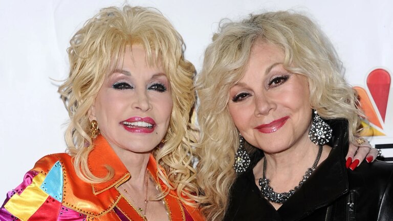 Dolly Parton tilbÃ¸d seg Ã¥ prÃ¸ve eksperimentelle stoffer fÃ¸r hennes dÃ¸d for Ã¥ hjelpe andre, sier sÃ¸ster
    

