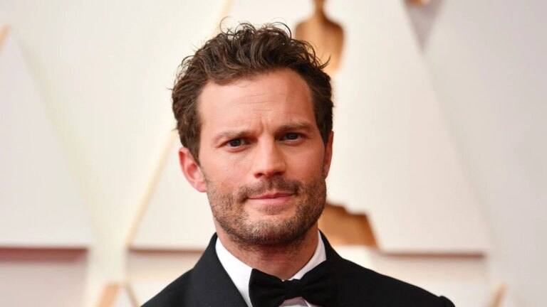 Jamie Dornan var "redd" fÃ¸r han var vertskap for Saturday Night Live UK
    

