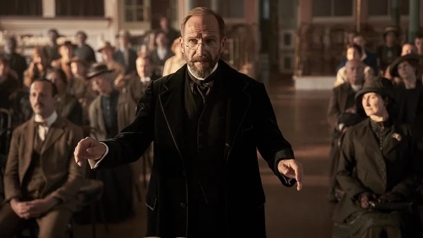 Ralph Fiennes leder koret i The Chorals