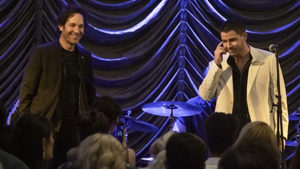 Paul Rudd som Rick og Nick Jonas som Danny i Power Ballad. Fotokreditt: David Cleary