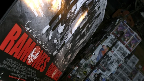 Plakater pryder slutten av etterfesten til premieren pÃ¥ End of the Century: The Story of the Ramones pÃ¥ CBGB, 19. august 2004 i New York City. (Foto av Katy Winn/Getty Images)