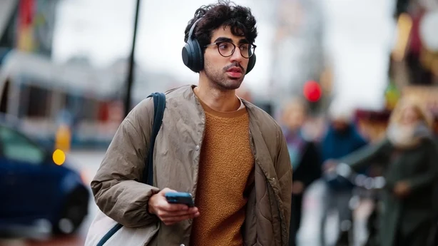 En stilig ung mann med hodetelefoner