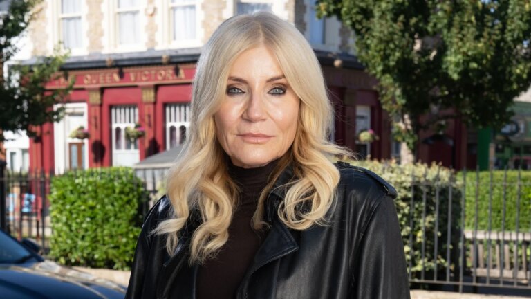 EastEnders' Michelle Collins er klar for bryllupsrutiner
    


