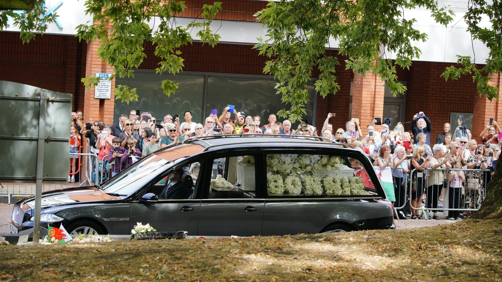 Fans samles i forkant av begravelsen for Bonnie Tyler