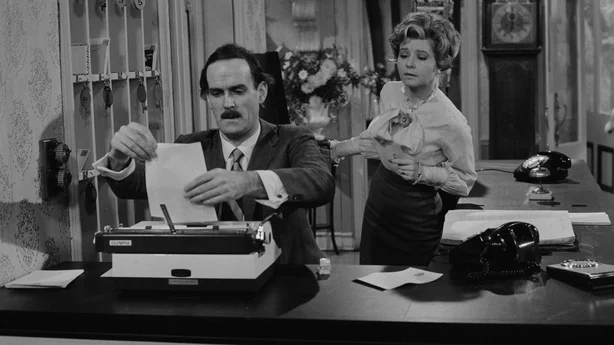 Skuespillerne John Cleese og Prunella Scales i en scene fra Fawlty Towers-episoden A Touch of Class, 23. desember 1974. (Foto av Don Smith/Radio Times via Getty Images)