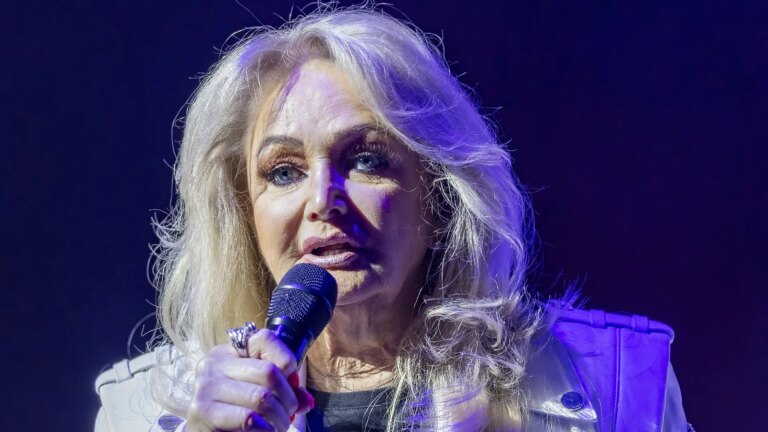 Folkemengden bryter ut i en gjengivelse av Bonnie Tyler-hiten nÃ¥r kisten vender hjem
    

