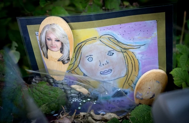 SWANSEA, WALES – 15. AUGUST: Hyllesten utenfor hjemmet til Bonnie Tyler foran kisten hennes ankommer hjemmet hennes på Mumbles Road fra William Pressdee Funeralcare 15. august 2026 i Swansea, Wales. Den walisiske sangeren Bonnie Tyler døde 8. juli 2026, i en alder av 75 år på et sykehus i Portugal etter co.
