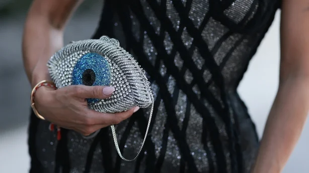 Nærbilde av Anna StukkertLamaryan clutch utenfor Stéphane Rolland Show under dag to av Paris Fashion Week 2026