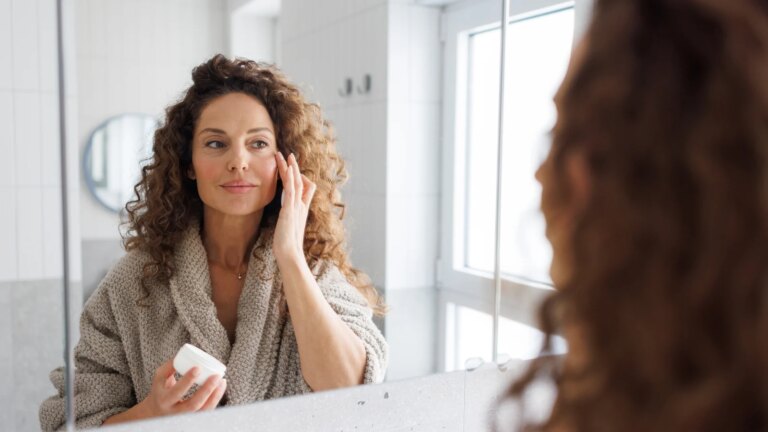 Hvordan skal en perimenopausal hudpleierutine se ut?
    

