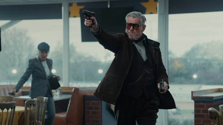 Pierce Brosnan gÃ¥r "berserk" og blir truet pÃ¥ livet i MobLand-trailer
    

