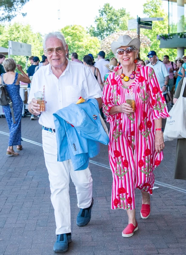 LONDON, ENGLAND – 11. JULI: John Playfair og Prue Leith med Pimm's, en offisiell partner i Wimbledon, på All England Lawn Tennis and Croquet Club 11. juli 2025 i London, England. (Foto av Antony Jones/Getty Images for Pimm's)