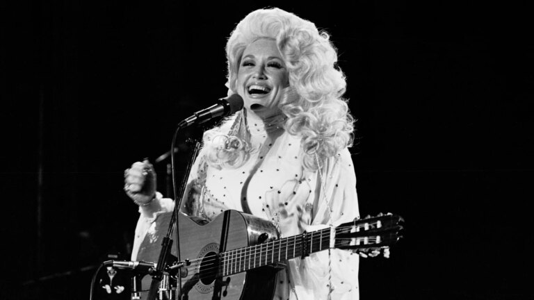 Â«Queen of country musicÂ» Dolly Parton dÃ¸r 80 Ã¥r gammel
    

