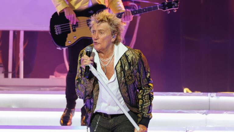 Rod Stewart kansellerer resten av USA-turneen etter hjerteoperasjon