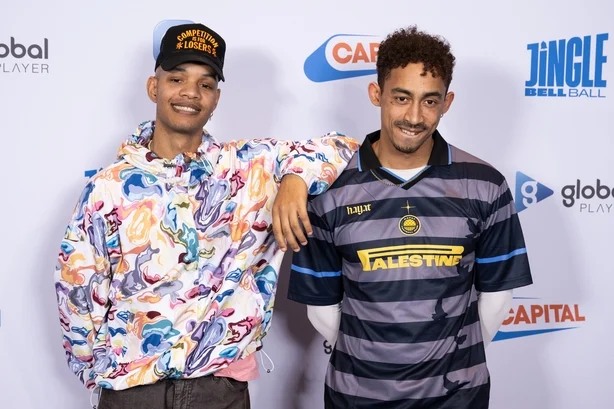 LONDON, ENGLAND – 6. DESEMBER: Harley Alexander-Sule og Jordan Stephens fra Rizzle Kicks deltar på Capitals Jingle Bell Ball på O2 Arena 6. desember 2025 i London, England. (Foto: Jeff Spicer/Getty Images)