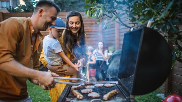 Slik rengjÃ¸r du grillen din: "UnngÃ¥ bruk av kjemikalier der det er mulig"
    

