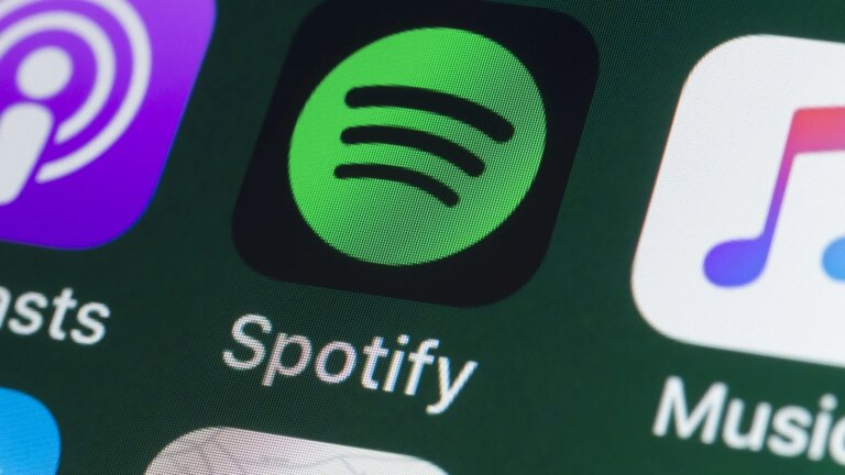 Spotify for Ã¥ merke AI-genererte artister og fjerne dem fra spillelister
    

