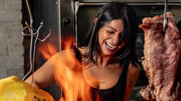 Kvinne som lager mat med flammer