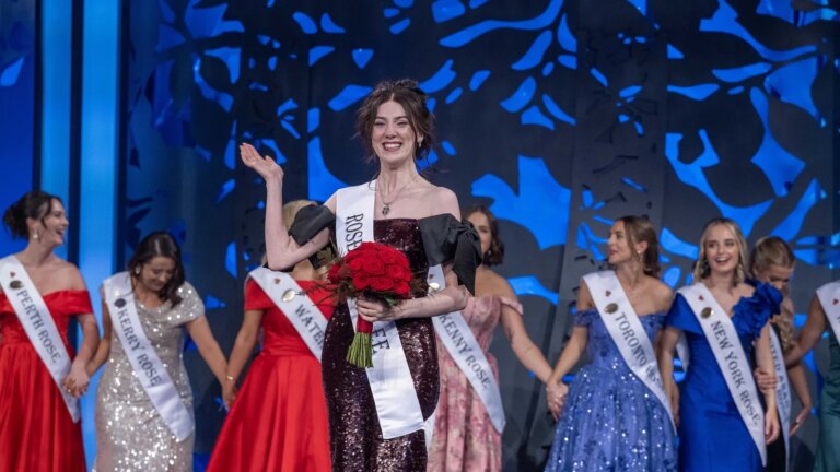 Westmeath Rose Caoilfhinn NÃ­ Choiligh kronet vinneren av Rose of Tralee
    


