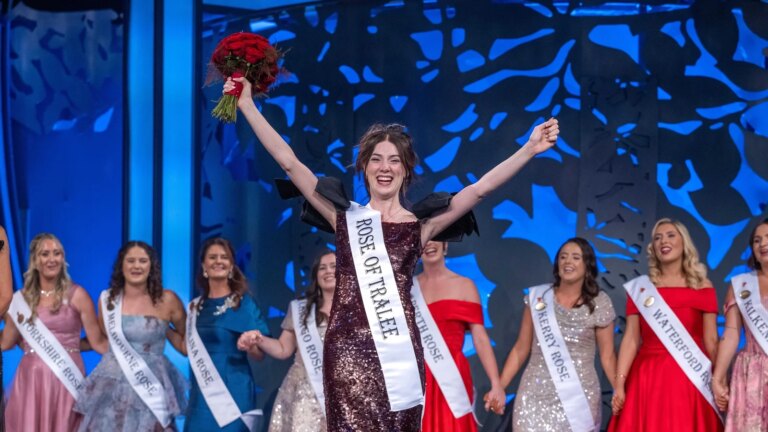 Westmeath Rose sier at hun er "pÃ¥ sky ni" etter Rose of Tralee-seieren
    

