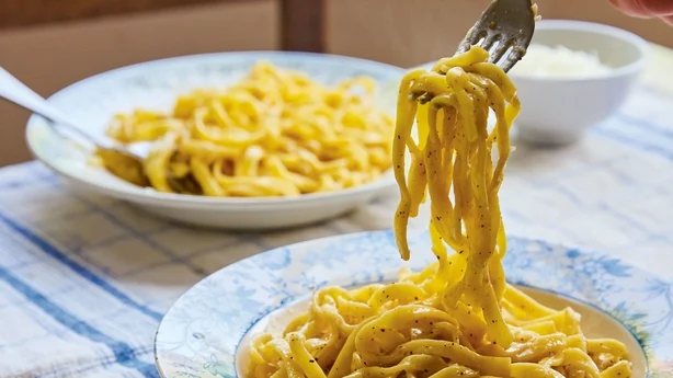 SkÃ¥ler med pasta pÃ¥ et kjÃ¸kkenbord