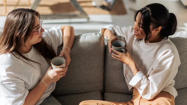 To kvinner nyter kaffe sammen