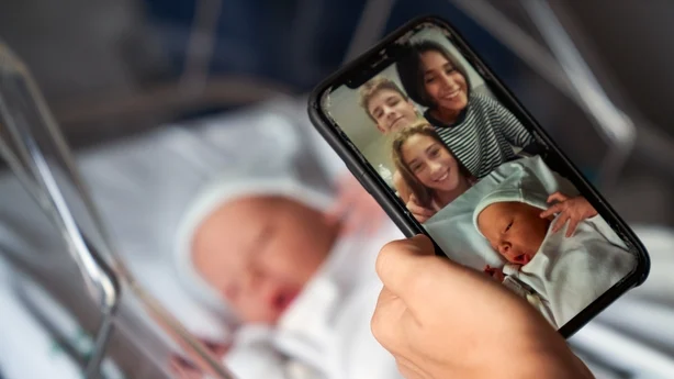 familievideosamtaler for å se en ny baby