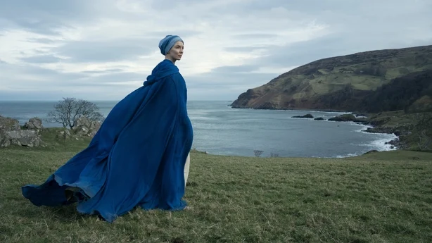 Jodie Comer som sÃ¸ster Brigid venter pÃ¥ nyheter