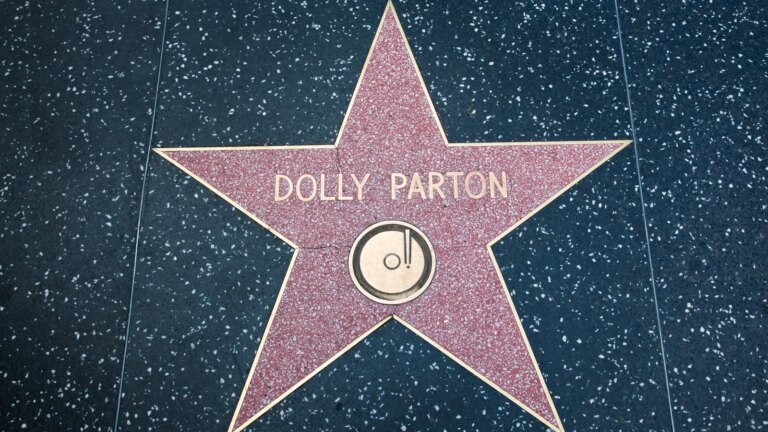 Dolly Parton for Ã¥ fÃ¥ ny Hollywood-stjerne etter hÃ¦rverk
    

