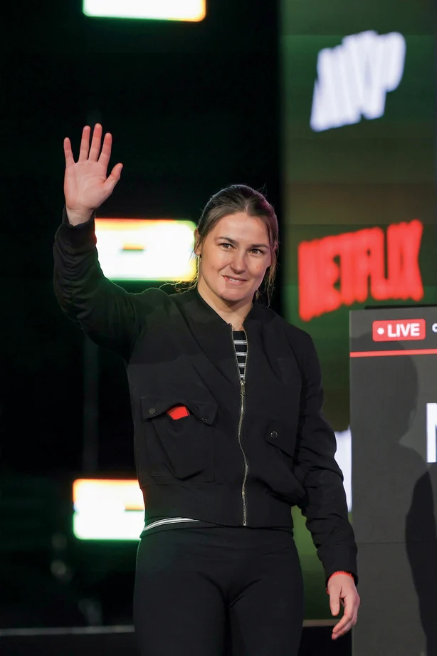 Katie Taylor vinker til fotografer mens hun deltar på pressekonferansen Katie Taylor vs. Amanda Serrano 