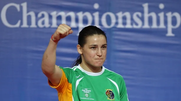 Gullvinner Katie Taylor fra Irland deltar på prisutdelingen av 60 kg-finalen for kvinner under AIBA verdensmesterskap i boksing for kvinner 19. mai 2012