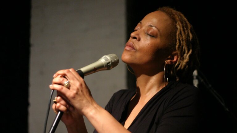 Den Grammy-vinnende jazzsangerinnen Cassandra Wilson dÃ¸r 70 Ã¥r gammel
    

