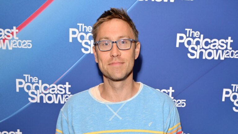 Komikeren Russell Howard sier at sÃ¸nnen hans Felix dÃ¸de kort tid etter fÃ¸dselen
    

