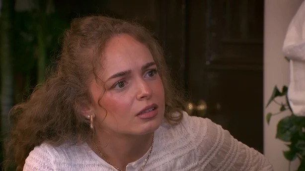 Aoife i dyp samtale
