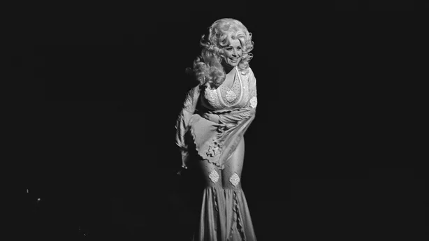 Dolly Parton opptrer live på The Paramount Theatre i 1977