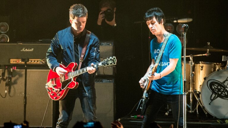 Noel Gallagher sier Johnny Marr har "alltid vært gung-ho" med gitarene sine
    

