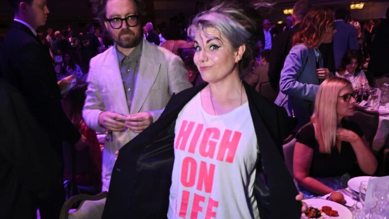 Caitlin Moran om hvordan gode gjerninger fikk henne ut av en midtlivskrise
    

