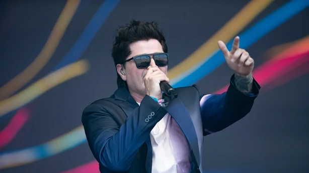 GLASTONBURY, ENGLAND – 28. JUNI: Danny O'Donoghue fra Script opptrer under dag fire av Glastonbury-festivalen 2025 på Worthy Farm, Pilton 28. juni 2025 i Glastonbury, England. Glastonbury ble etablert av Michael Eavis i 1970, og har vokst til Storbritannias største musikkfestival med over 200 000