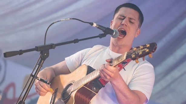 Aaron Rowe opptrer på The Wishing Well under dag to av Glastonbury-festivalen 2025 
