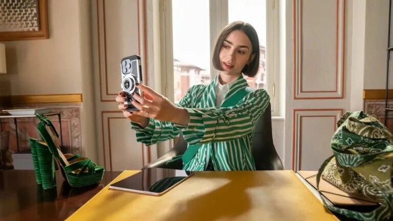 Lily Collins markerer "surrealistisk og bittersÃ¸t" slutt pÃ¥ Emily In Paris
    

