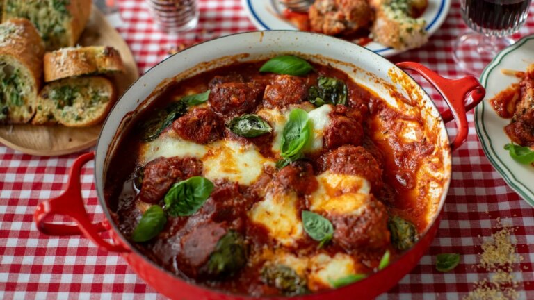 Donals italienske kjøkken: Bakte kjøttboller og hvitløksbrød
    

