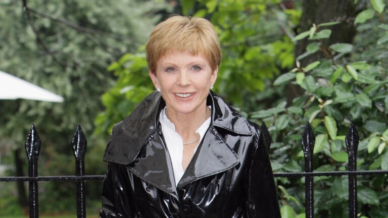 Anne Robinson opplevde "tung" skam etter Ã¥ ha mistet omsorgen for datteren
    

