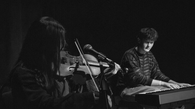 Bak musikken - Ã‰ire NÃ­ FhaolÃ¡in og CÃº Chulainn Ã“ FaolÃ¡in
    

