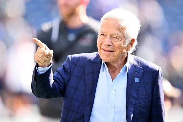 SEATTLE, WASHINGTON – 9. SEPTEMBER: Eier Robert Kraft fra New England Patriots går på banen før kampen mellom Seattle Seahawks og New England Patriots på Lumen Field 9. september 2026 i Seattle, Washington. (Foto av Jane Gershovich/Getty Images)