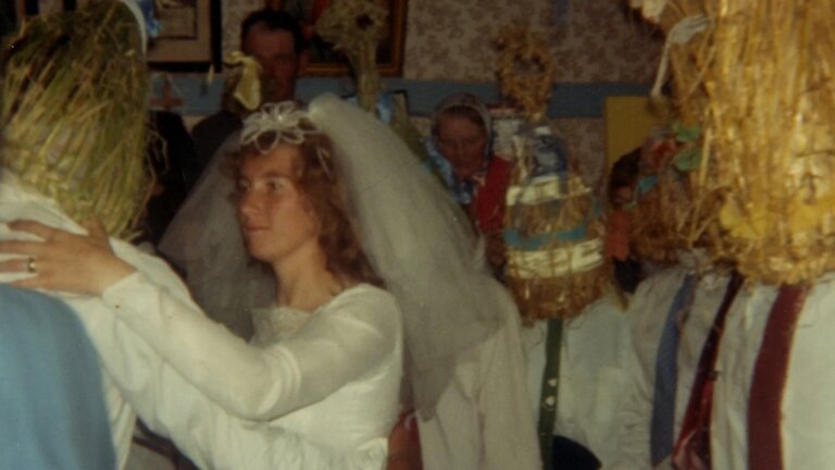 Hvorfor kastet bruder kake i en sokk i gamle irske bryllup?
    

