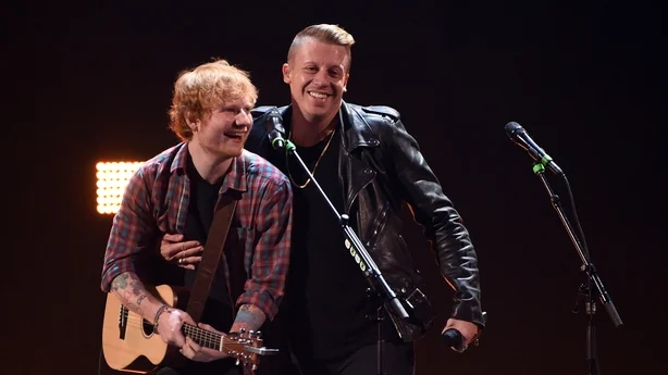 Ed Sheeran og Macklemore opptrer under iHeartRadio Music Festival 2014 på MGM Grand Garden Arena 20. september 2014 i Las Vegas. (Foto av Ethan Miller/Getty Images for iHeartMedia)