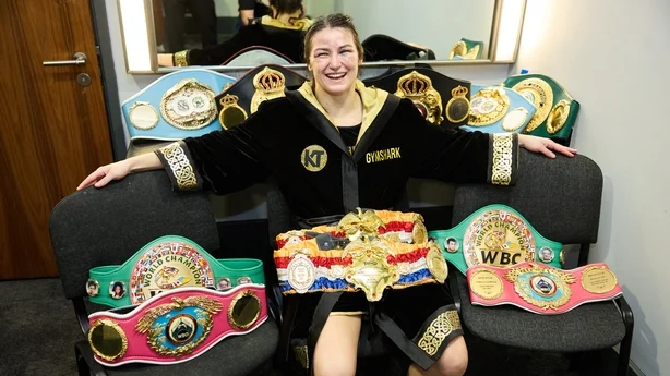 DUBLIN, IRLAND – 25. NOVEMBER: Katie Taylor i garderoben etter seieren over Chantelle Cameron og alle beltene hennes på The 3Arena Dublin 25. november 2023 i Dublin, Irland. (Foto av Mark Robinson/Getty Images)