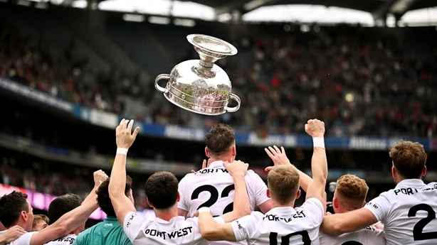 26. juli 2026; Mayo-spillere feirer med Sam Maguire Cup etter finalen i GAA Football All-Ireland Senior Championship mellom Kerry og Mayo på Croke Park i Dublin. Foto av Seb Daly/Sportsfile
