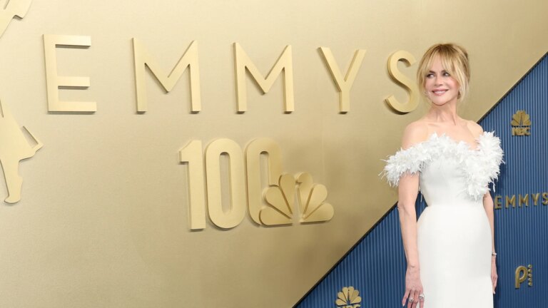 RÃ¸d lÃ¸per mote fra den 78. Primetime Emmy Awards
    

