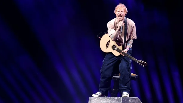 Ed Sheeran opptrer under iHeartRadio KISS108s Jingle Ball 2025